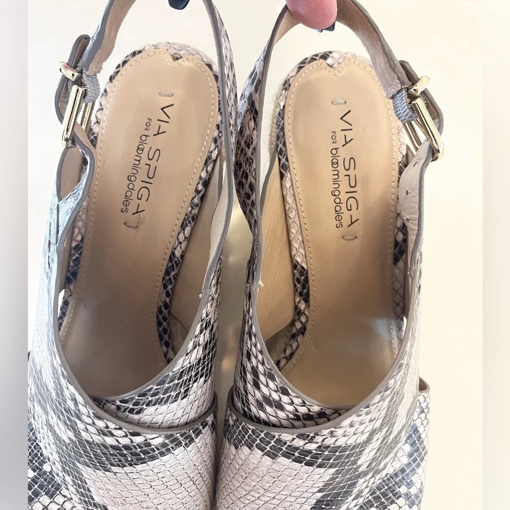 Via Spiga Snake Skin Leather wedge Samdals Size 9M Gray and black